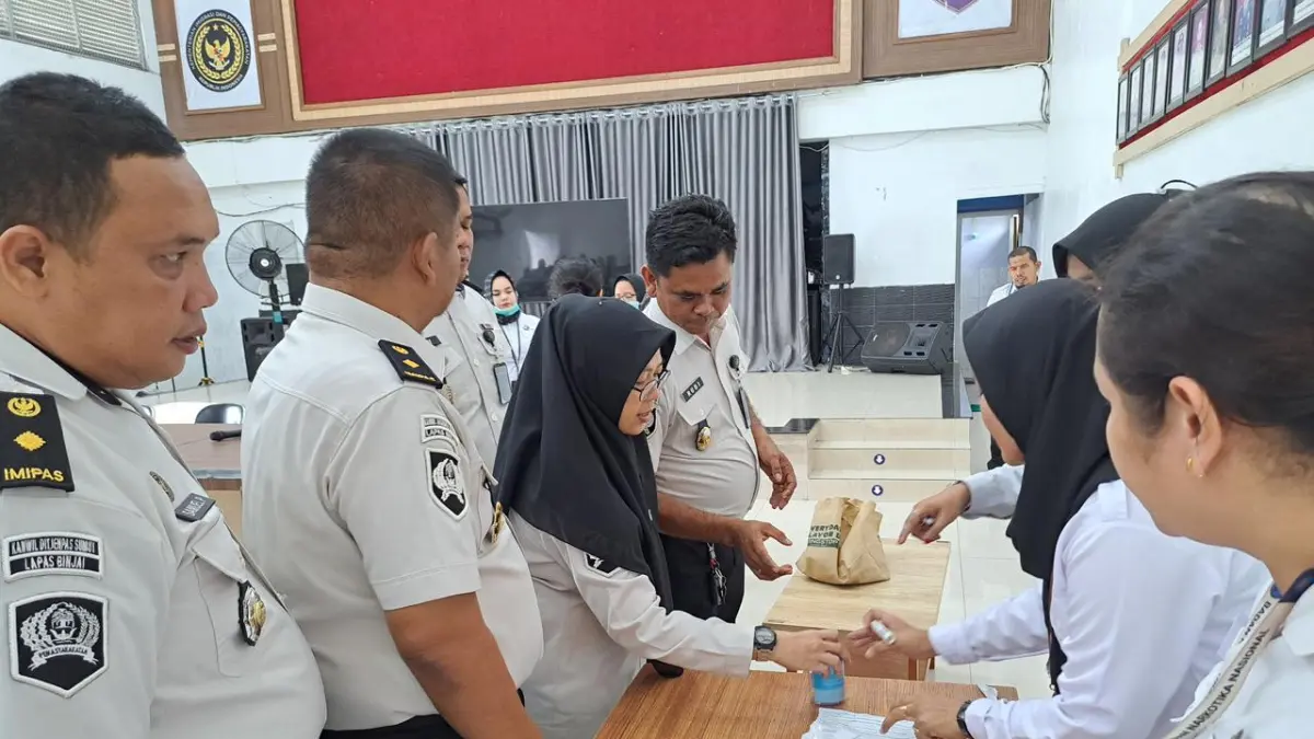 
Jajaran pegawai Lapas Binjai saat menjalani tes urin dalam rangka HBP ke-62. (Istimewa/Sumut Pos)