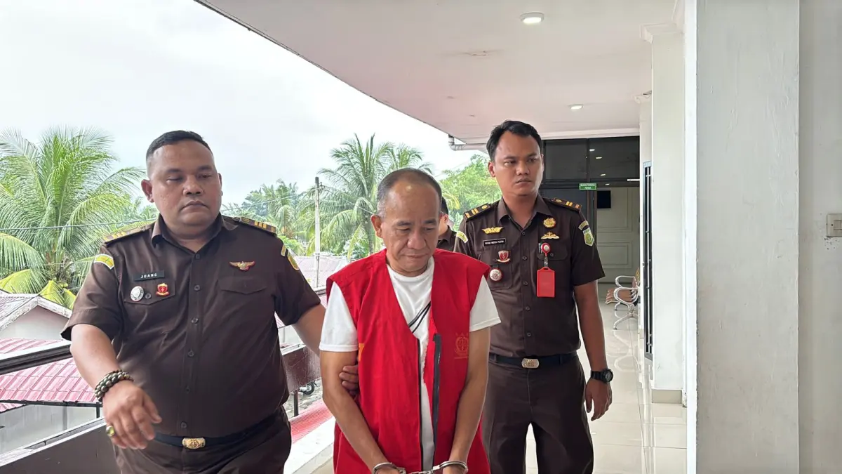 
Kejari Binjai tahan tersangka SH, kini sudah tiga orang yang ditahan dalam dugaan korupsi pembuatan kontrak atas pekerjaan fiktif pada dinas ketahanan pangan dan pertanian (ketapangtan) tahun anggaran 2022 sampai 2025. (Istimewa/Sumut Pos)
