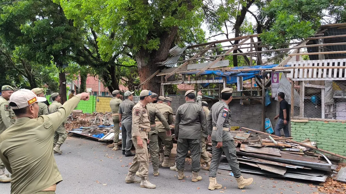 
Satpol PP Kota Binjai saat menertibkan pedagang di depan RS Kesrem, Jalan Bandung, Kelurahan Rambungbarat, Binjai Selatan. (Teddy Akbari/Sumut Pos)