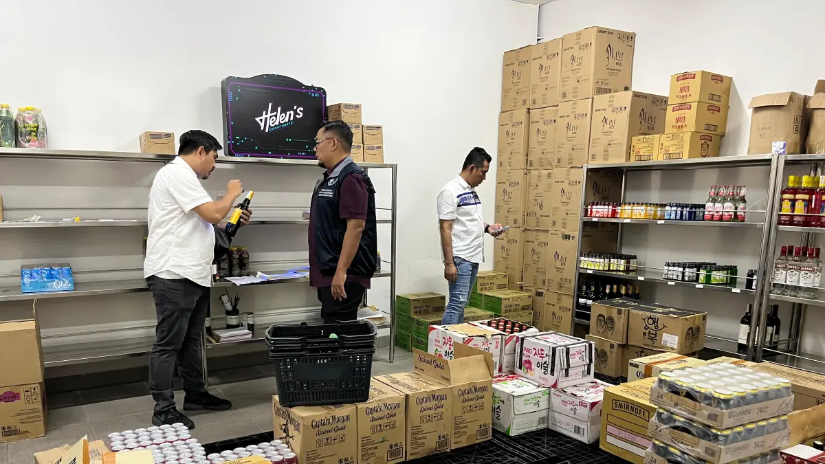 SELIDIKI: Polisi dan Bea Cukai melakukan penyelidikan di THM Helen’s Night Market Jalan Setia Budi, Medan, Senin (6/4/2026). (Dok: istimewa)


