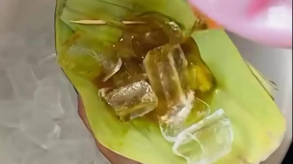 viral di media sosial, es teh disajikan menggunakan pincuk dari daun pisang. (Instagram @pandemictalks)