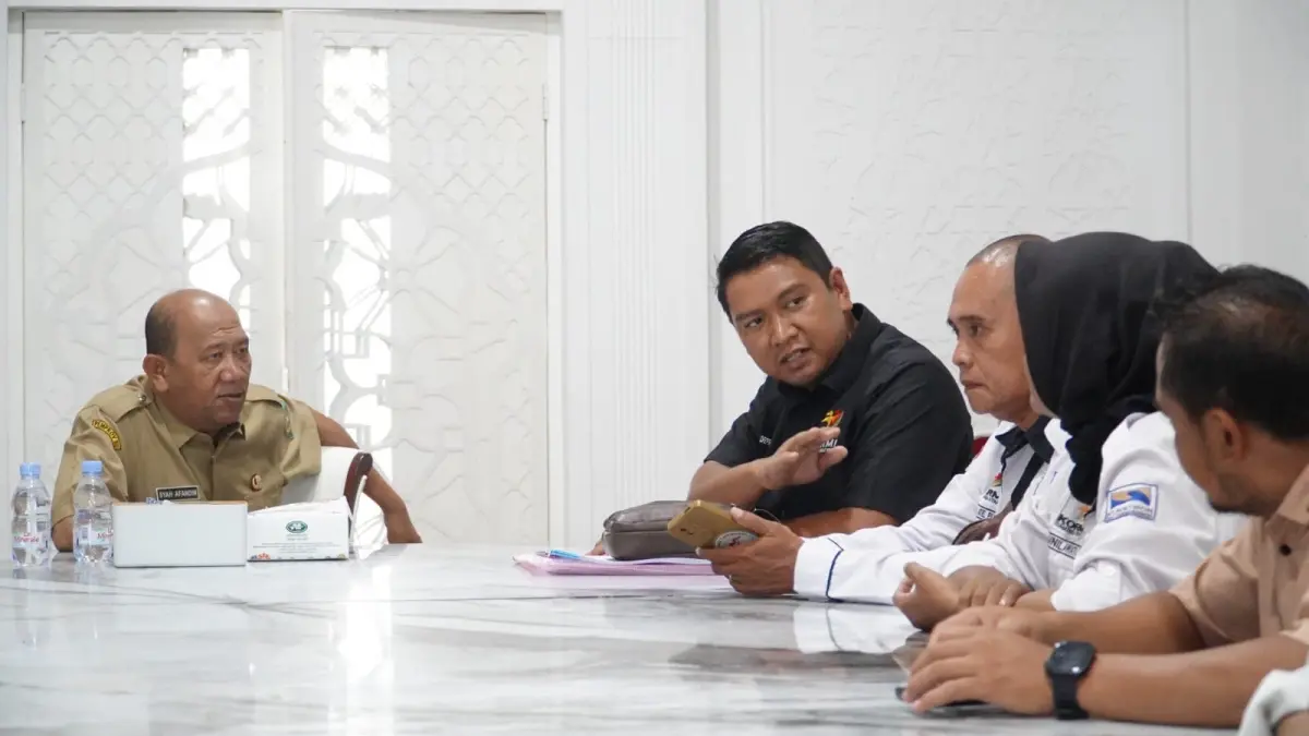 
AUDIENSI: Bupati Langkat, Syah Afandin saat menerima audiensi pengurus Indonesia Taekwondo Fun Sumut yang bernaung di bawah Komite Olahraga Masyarakat Indonesia (KORMI). (Diskominfo Langkat/Sumut Pos)