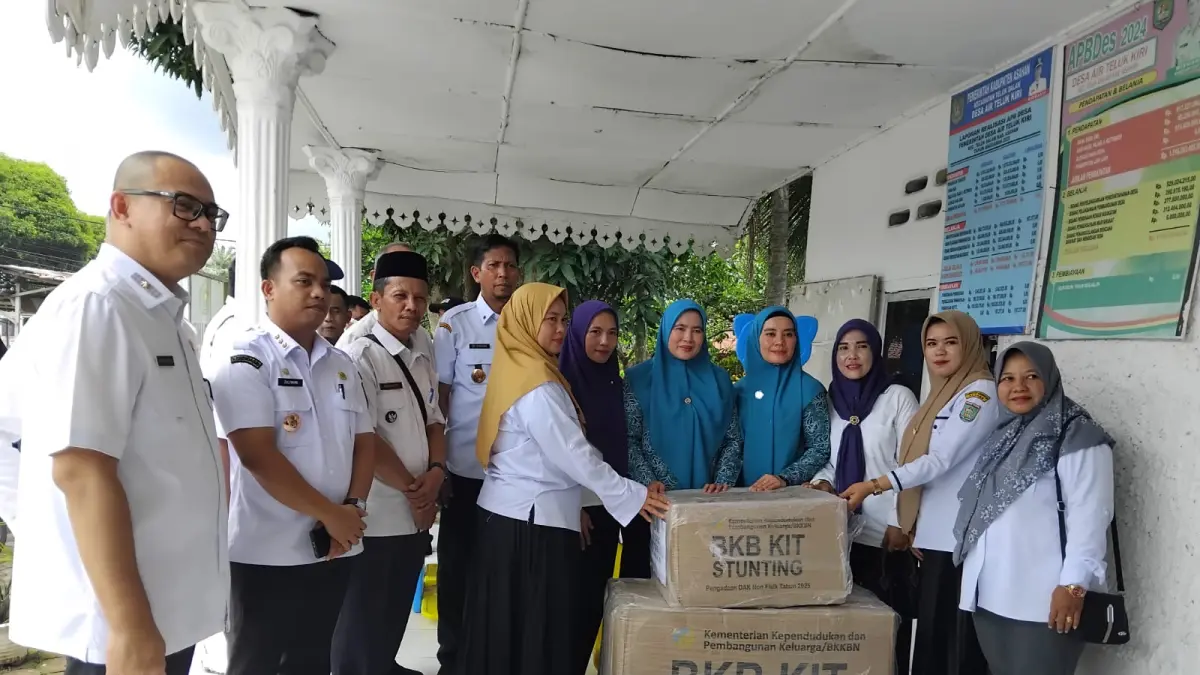 BANTUAN: Ketua TP. PKK Asahan mengunjungi Kantor Desa Air Teluk Kiri Kecamatan Teluk menyalurkan bantuan ke posyandu. (ISTIMEWA/SUMUT POS)