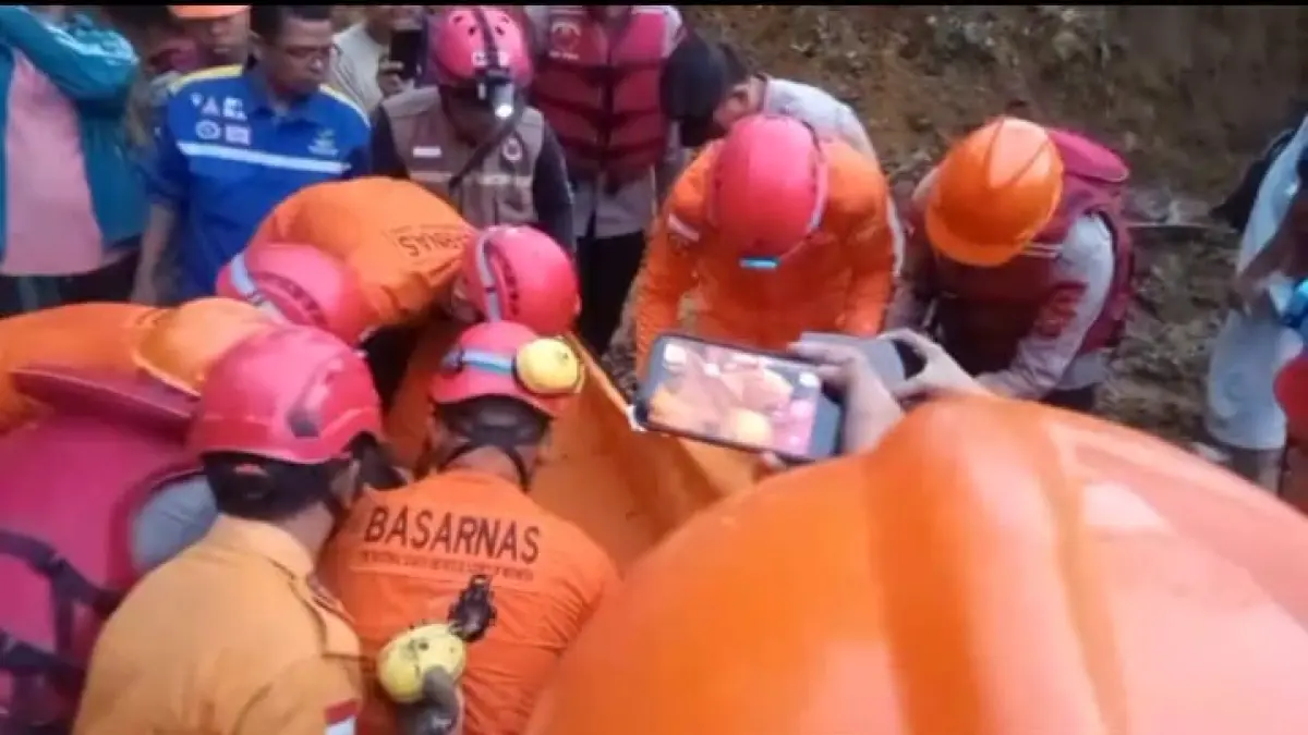 BPBD saat mengevakuasi korban longsir di Sembahe, Deliserdang, Sunatera Utara. (Dok: BPBD)