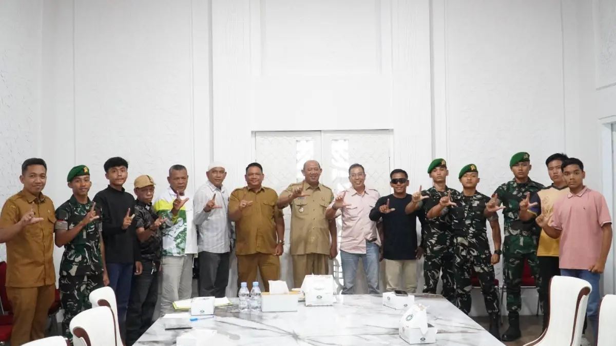 FOTO BERSAMA: Bupati Langkat, Syah Afandin foto bersama atlet cabor tinju dan taekwondo. (Diskominfo Langkat/Sumut Pos)