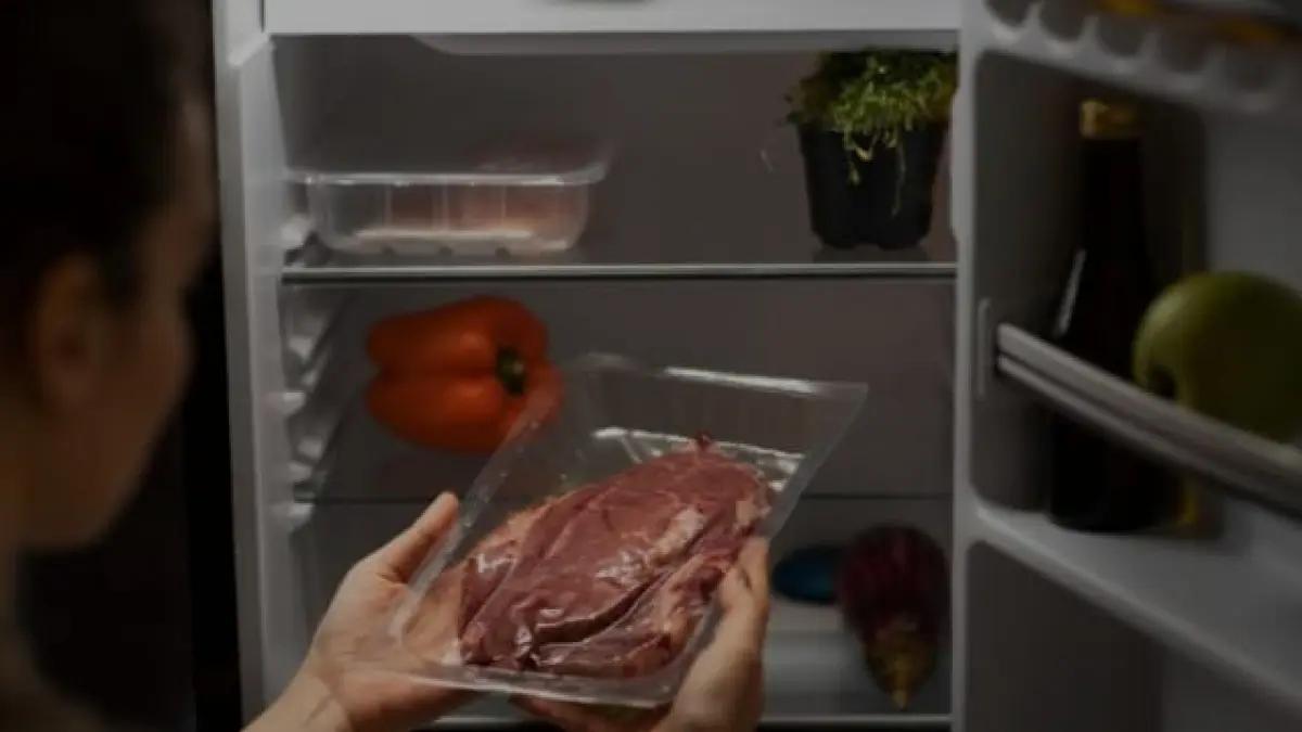 ilustrasi, menyimpan daging dalam freezer yang dapat memperpanjang umur simpan alias menghindari cepatnya pembusukan. (Freepik.com)