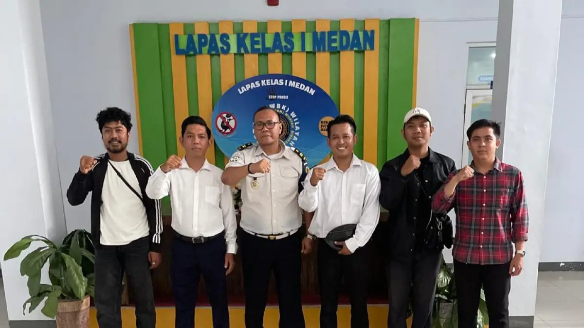 KUNJUNG: Tim AP Pulungan Law Office saat berkunjung ke Lapas Kelas 1 Medan. (Dok: istimewa)