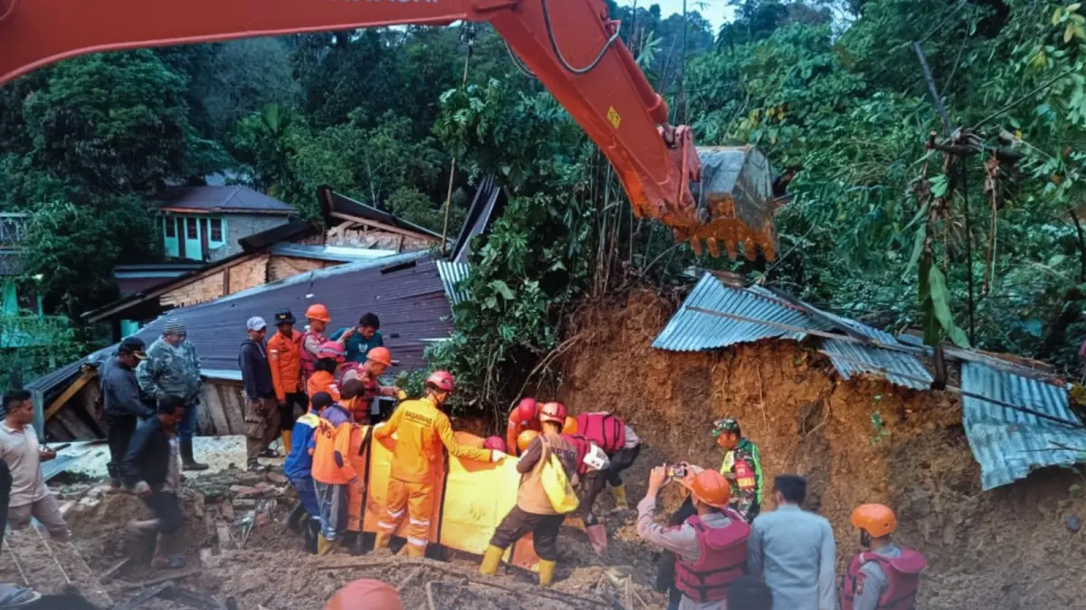 LONGSOR: Tim SAR Satbrimob Polda Sumut saat mengevakuasi korban longsor di Sembahe Serumpun Bambu, Kecamatan Sibolangit, Kabupaten Deliserdang. (Dok: istimewa)