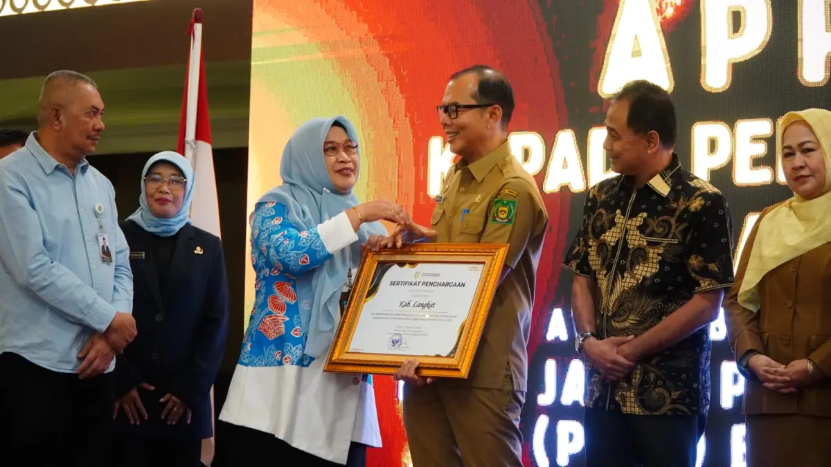 
PENGHARGAAN: Sekda Langkat, Amril saat menerima penghargaan dari Kementerian Kependudukan dan Pembangunan Keluarga. (Diskominfo Langkat/Sumut Pos)