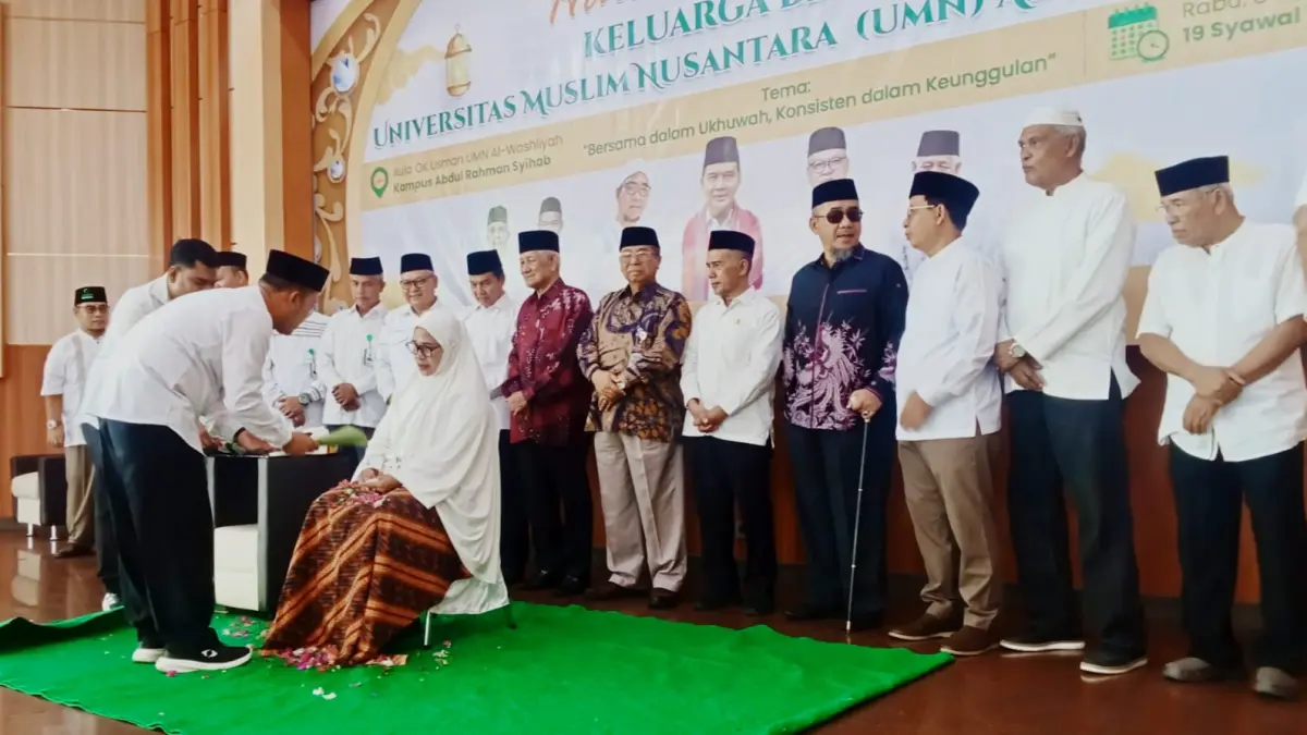 TEPUNG TAWAR: Prof. Sutikno, M.Pd, Ph.D disaksikan ketua umum PB Al-Washliyah beserta rektor menepungtawari Syamsuro Nasution yang akan menunaikan ibadah haji, Rabu (8/4). (Deddi Mulia Purba/Sumut Pos)