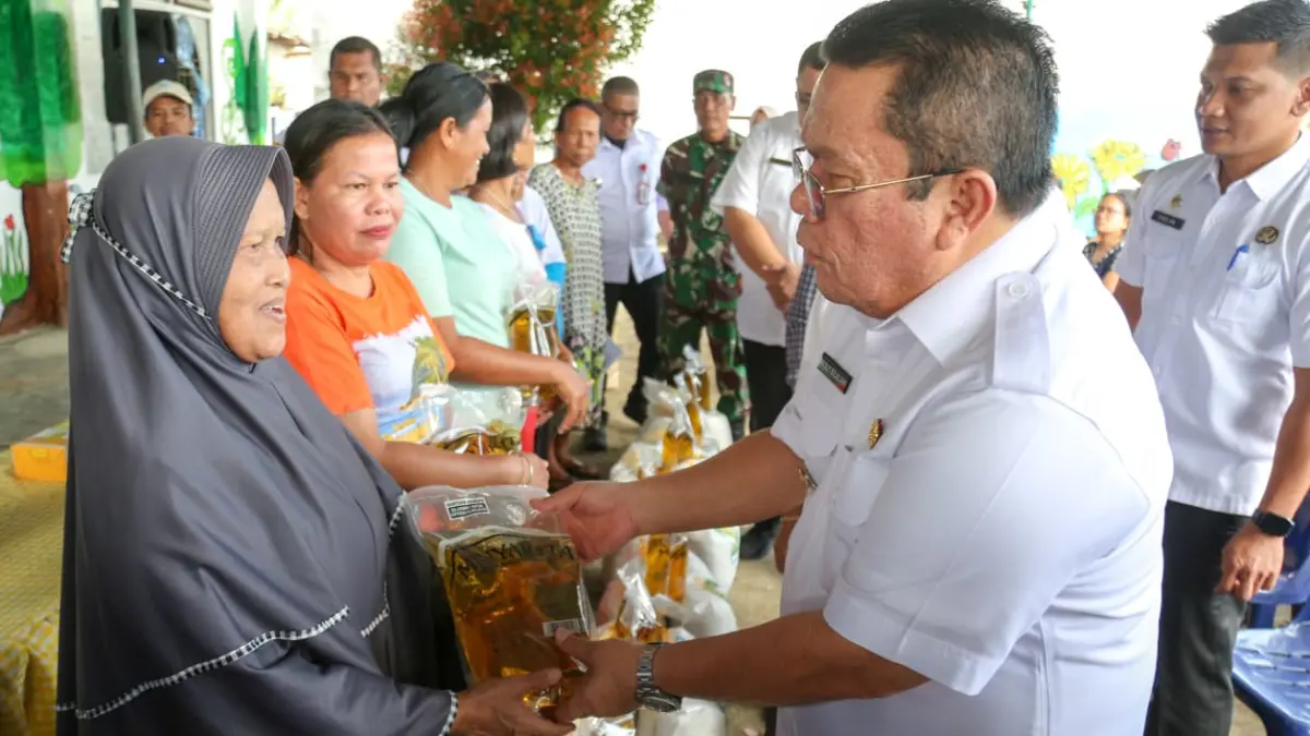 Warga menerima Bantuan Pangan yang disalurkan oleh pemerintah.(ISTIMEWA/SUMUT POS)