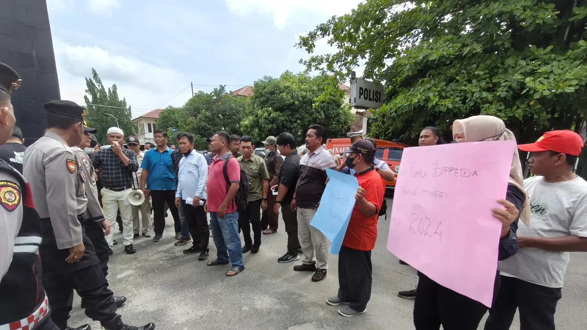 Aksi unjuk rasa Tebing Tinggi Bergerak di depan Mapolres Tebing Tinggi menuntut pengusutan dugaan penyalahgunaan anggaran di Bappeda Tebing Tinggi.(09/04/2026). (Azan Purba / Sumut Pos)