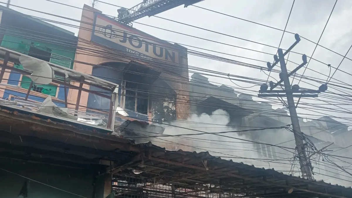 BAKAR: Ruko 3 lantai di Marelan terbakar. Diprediksi kerugian mencapai Rp1 miliar. Adapun korban 1 orang meninggal 2 luka- luka.