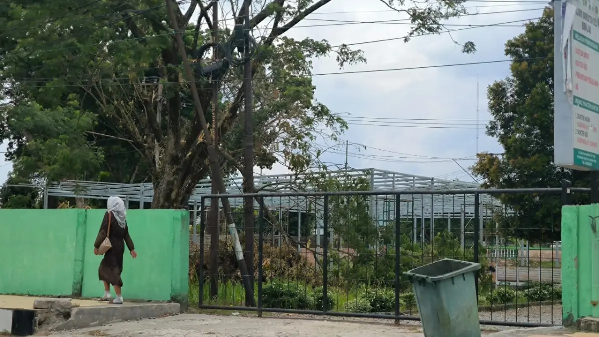
Bangunan rencana kafe sudah terpacak tiamg tak berizin di balik gerbang dilakukan tilang oleh Dinas Perkim Binjai. (Teddy Akbari/Sumut Pos)