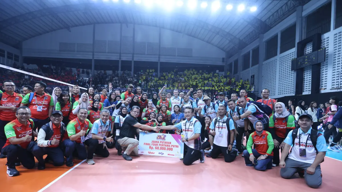 BERSAMA: Pelatih, pemain dan staf Jakarta Pertamina Enduro berfoto bersama saat penyerahan hadiah juara putaran pertama Final Four Proliga 2026. (Dok: Proliga)