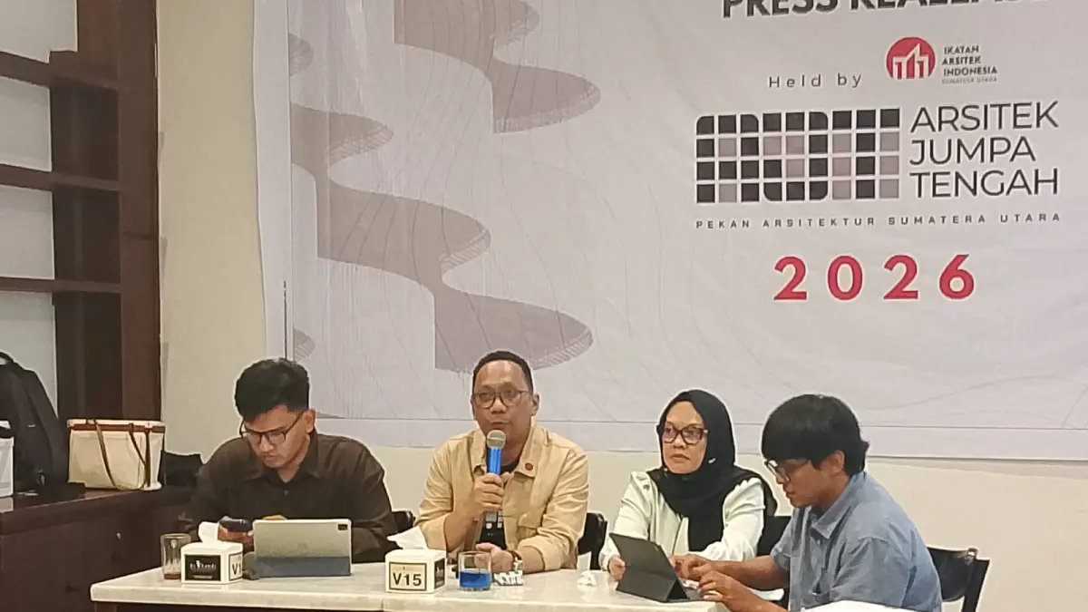 BERSAMA: Penggurus dan anggota Ikatan Arsitek Indonesia (IAI) Sumatera Utara berfoto bersama usai meluncurkan event Arsitek Jumpa Tengah (AJT) 2026 di Medan, Rabu (8/4/2026).