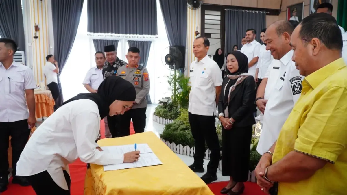 
Bupati Langkat, Syah Afandin melihat penandatanganan kepala OPD dalam Musrenbang RKPD tahun 2027. (Diskominfo Langkat/Sumut Pos)