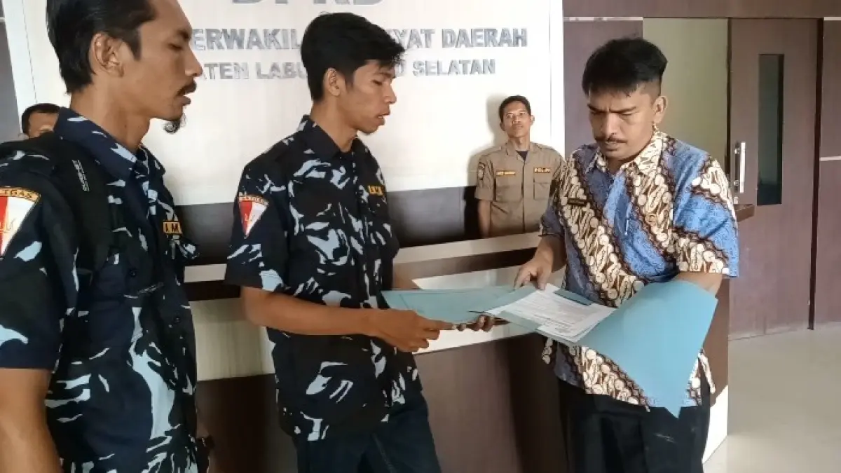 DPD AMPI Kabupaten Labuhanbatu Selatan menyerahkan berkas ke kantor DPRD Labusel. (KHAIRUDDIN/SUMUT POS)