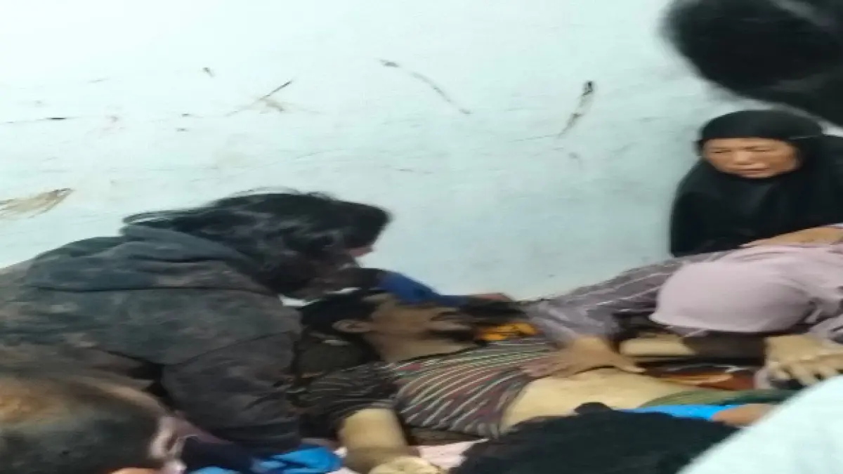 Jasad korban disemayamkan usai dievakuasi dari dalam sumur. (BATARA/SUMUT POS)

