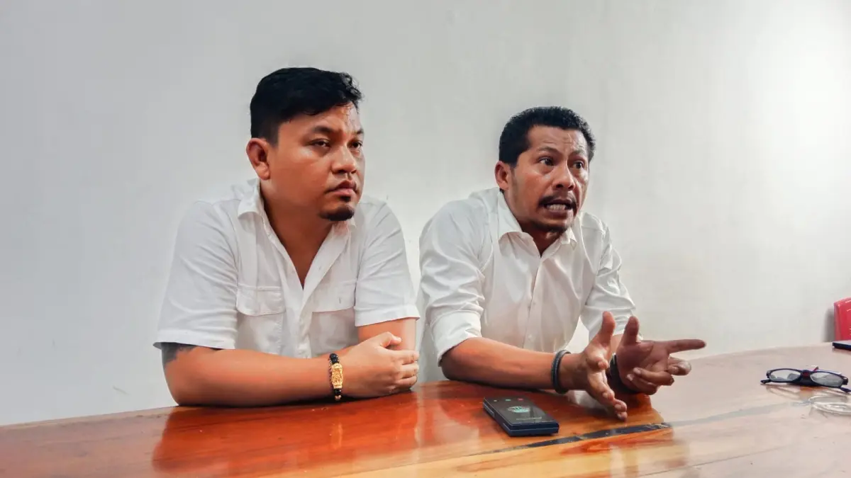 KETERANGAN: Tim kuasa hukum Kadis Sosial Samosir, Rudi Zainal Sihombing dan Dwi Ngai Sinaga, memberikan keterangan terkait kontruksi kasus di Kantor Peradi Medan, Kamis (9/4/2026) sore. (Dok. Gusman/Sumut Pos)