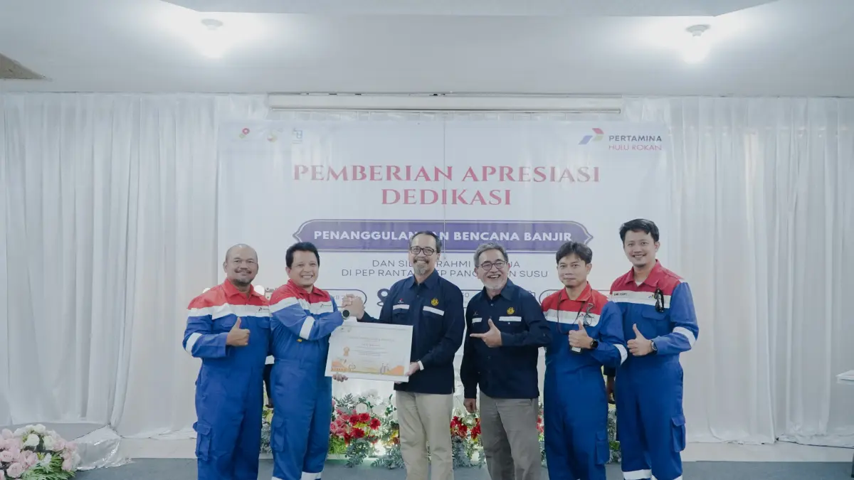 PENGHARGAAN: SKK Migas Sumbangut memberikan penghargaan pada PEP Field Rantau dan PEP Pangkalan Susu. (Dok: PHR Zona 1)