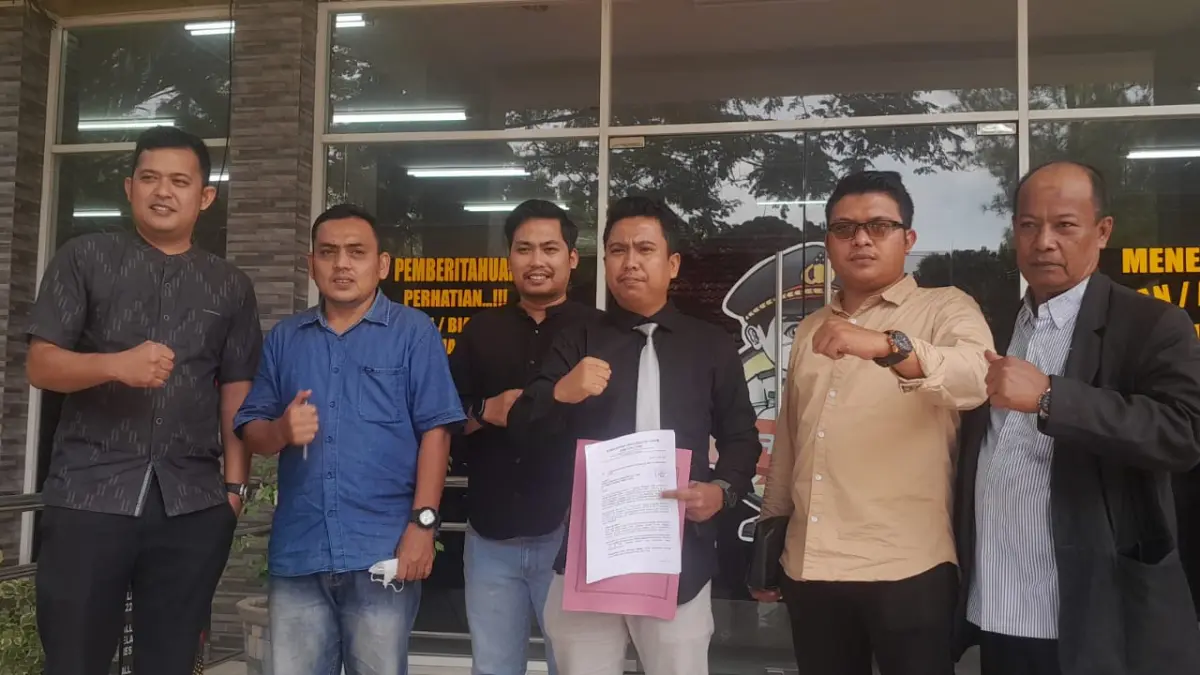 PERNYATAAN: Ketua Aliansi Advokat dan Konsultan Hukum Sumut, Aditya Fernanda Nasution SH MH didampingi rekan Advokat memberikan pernyataan usai mendumaskan Saiful Mujani di Polda Sumut, Kamis (9/4). (Dok: Dewi Syahruni Lubis/Sumut Pos)