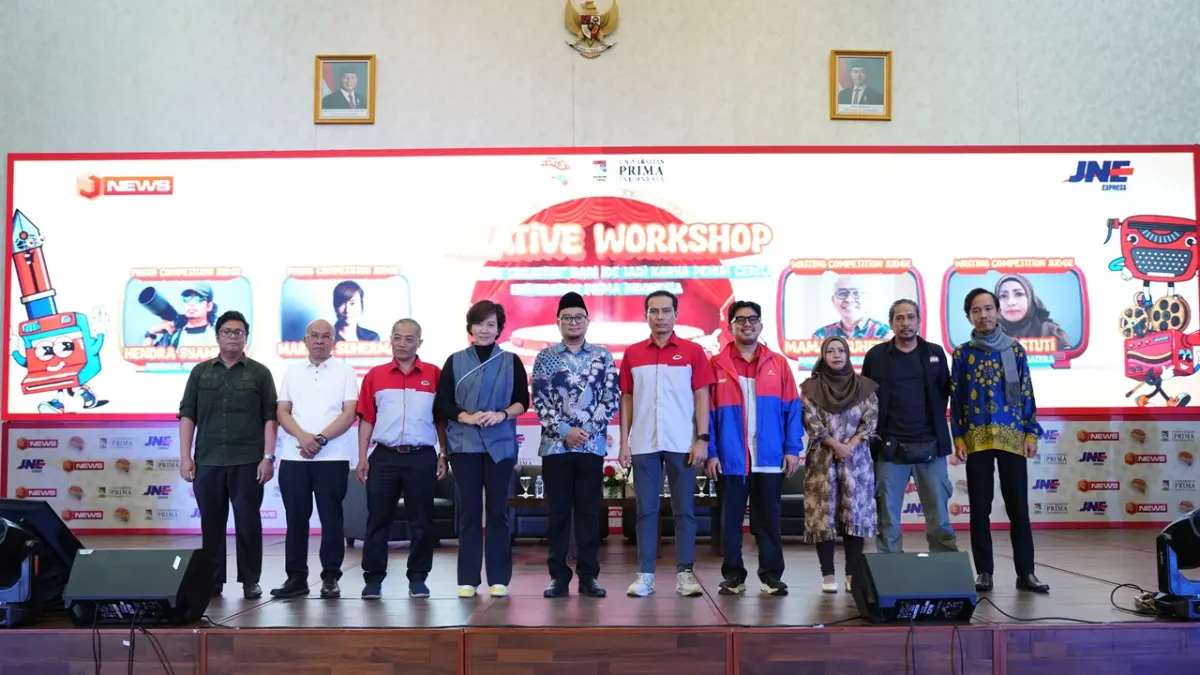 Pimpinan JNE dan UNPRI foto bersama dengan narasumber  workshop yang merupakan juri JNE Content Competition 2026. (foto : JNE)