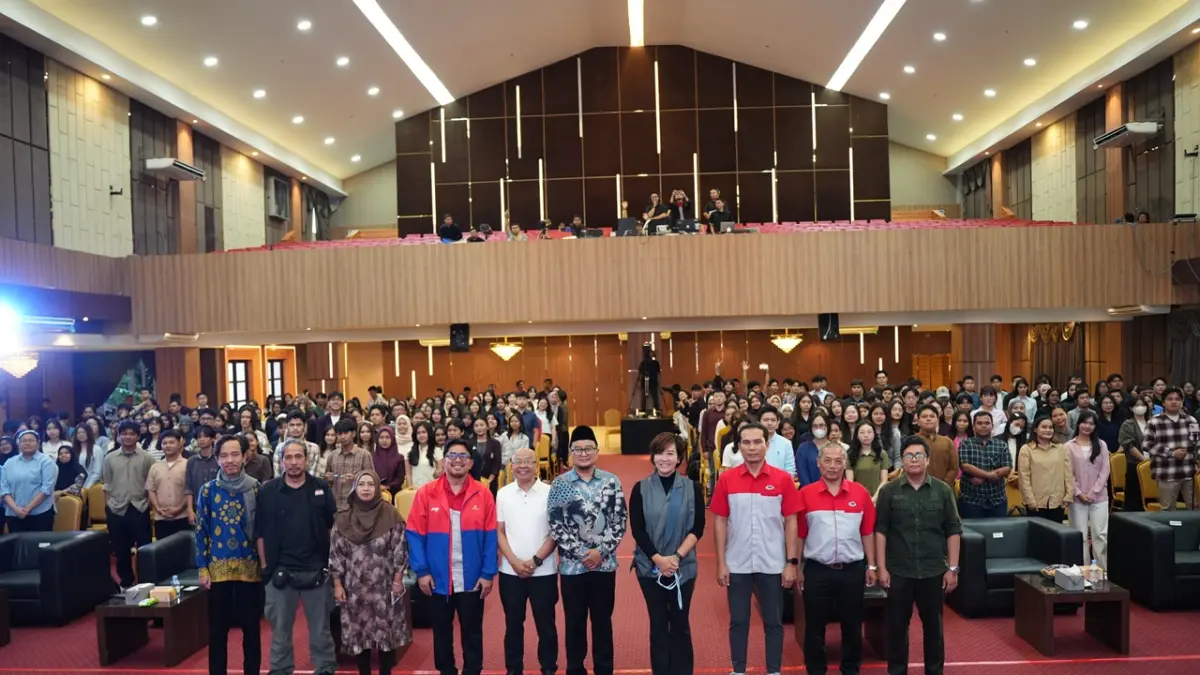 Pimpinan JNE, UNPRI dan narasumber workshop yang merupakan juri JNE Content Competition 2026  foto bersama dengan mahasiswa.  (foto : JNE)