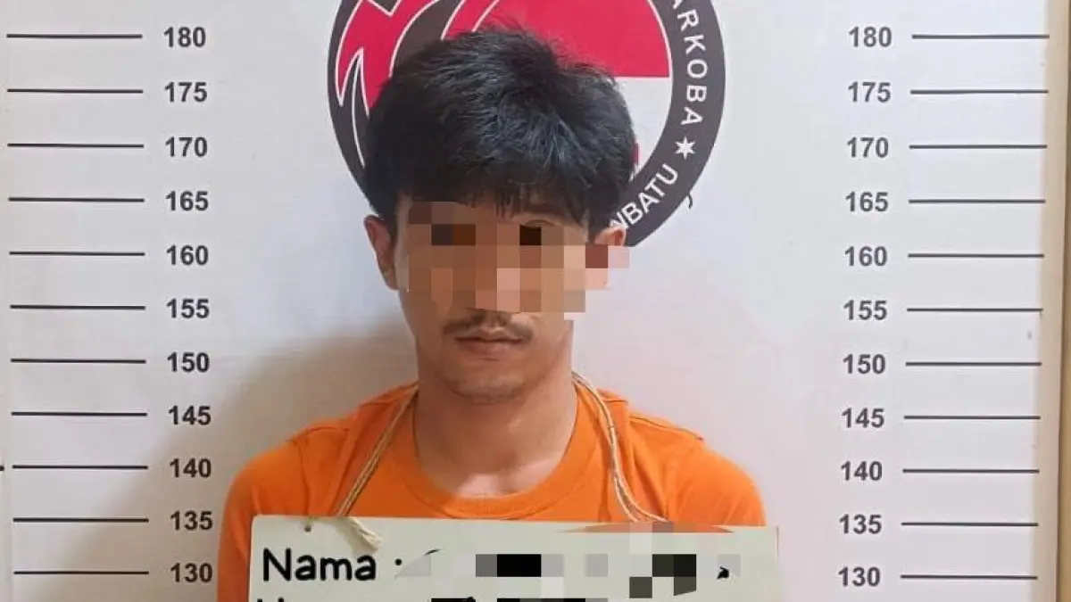 Tersangka CW saat diamankan di Polres Labuhanbayu. (FAJAR/SUMUT POS)