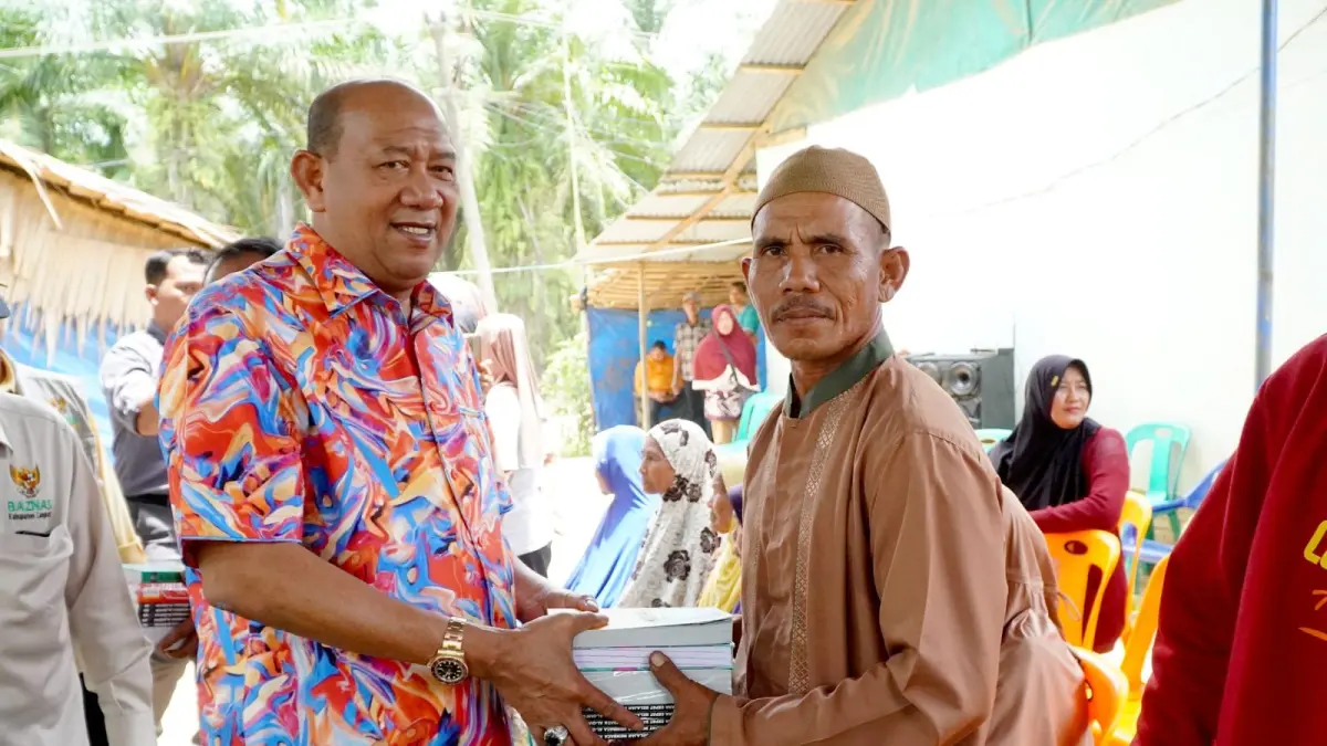 
Bupati Langkat, Syah Afandin (kiri) saat menyerahkan bantuan paket kepada masyarakat Desa Pasar Rawa, Kecamatan Gebang.(Diskominfo Langkat/Sumut Pos)