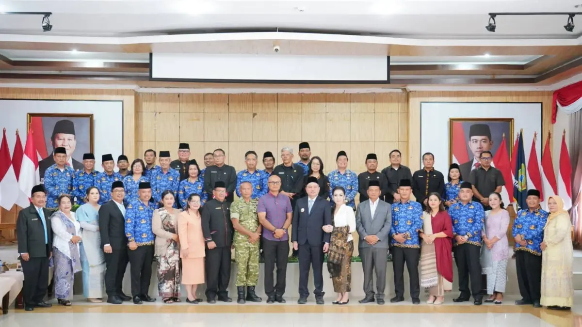 DIABADIKAN: Bupati Pakpak Bharat, Franc Benhard Tumanggor, unsur Forkopimda dan pejabat baru dilantik serta pimpinan OPD diabadikan usai pelantikan, Jumat (10/4/2026).(istimewa/ Sumut Pos).