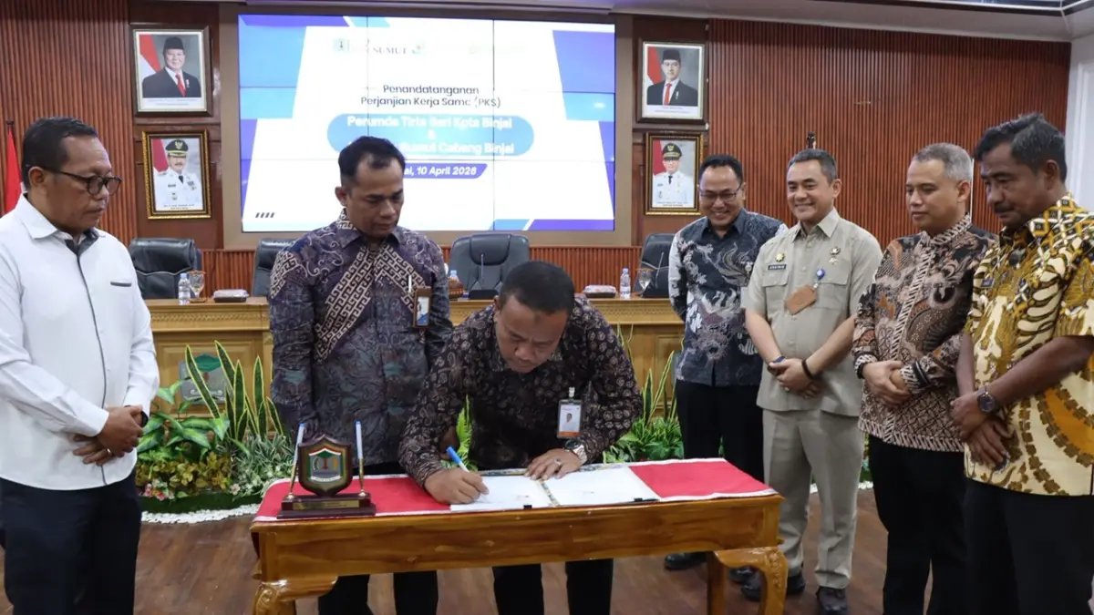 Direktur Utama PT Bank Sumut (Perseroda) Heru Mardiansyah dan Wali Kota Binjai Amir Hamzah menyaksikan penandatanganan kerja sama antara Perumda Tirtasari Binjai dan PT Bank Sumut (Perseroda), Jumat (10/4). (Foto: Dok PT Bank Sumut)