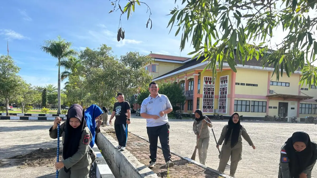 JUMAT BERSIH: Kegiatan Jumat Bersih di Kantor Bupati Paluta. Personel Satpol PP dan  Sekretariat Bupati saling bahu membahu   membersihkan lingkungan di sekitar area Kantor Bupati. (MITRA HARAHAP/SUMUT POS)