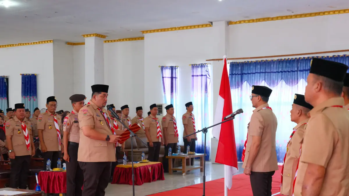 LANTIK: Ketua Kwartir Daerah (Kwarda) Pramuka Sumatera Utara, Dikky Anugerah melantik Fery Sahputra Simatupang pimpin Mabicab Pramuka Labusel 2025–2030. (KHAIRUDDIN/SUMUT POS)