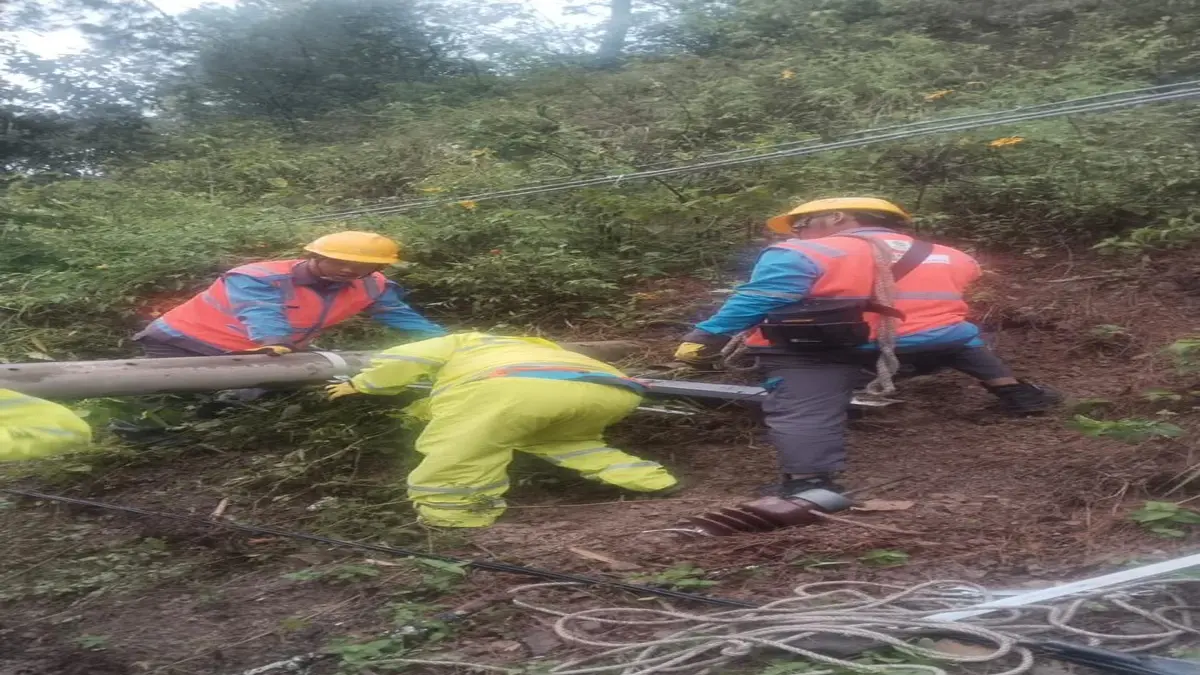 PENGAMANAN: Petugas PLN Pematang Siantar melakukan pengamanan tiang yang patah akibat cuaca ekstrem. (ISTIMEWA/SUMUT POS)
