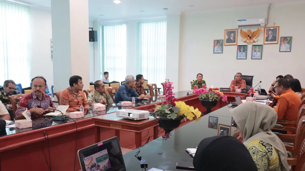 RAPAT KERJA: Sekdako Tebing Tinggi, Erwin Suheri Damanik, memimpin Rapat Kerja Tim Pengendalian Inflasi Daerah (TPID) di Ruang Mawar, Balai Kota Tebing Tinggi, Jumat (10/4/2026). (KOMINFO TEBINGTINGGI/SUMUT POS)