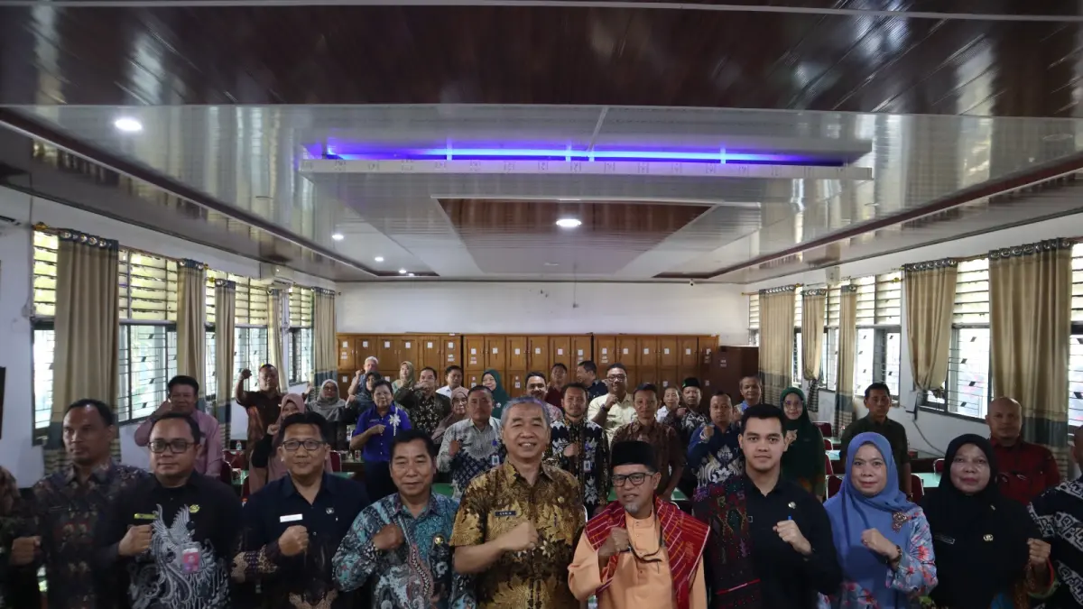 Sekretaris Daerah Kota Tebing Tinggi,  Erwin Suheri Damanik foto bersama para camat, lurah, dan kepala sekolah usai kegiatan audiensi penyelarasan program kerja di Aula SMA Negeri 2 Tebing Tinggi, Kamis (9/4/2026). (Azan Purba / Sumut Pos)