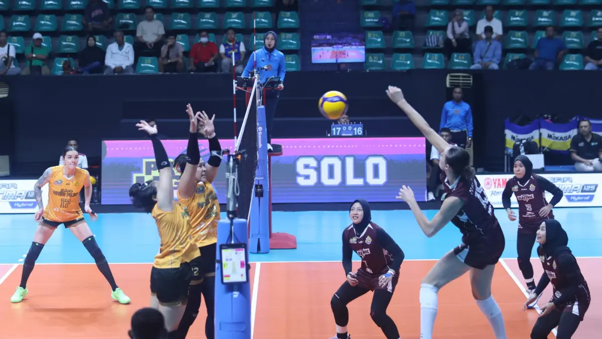 SERANG: Pemain asing Elevtric PLN saat melakukan spike ke Popsivo Polwan pada laga Final Four Seri 1. (Dok: Proliga)