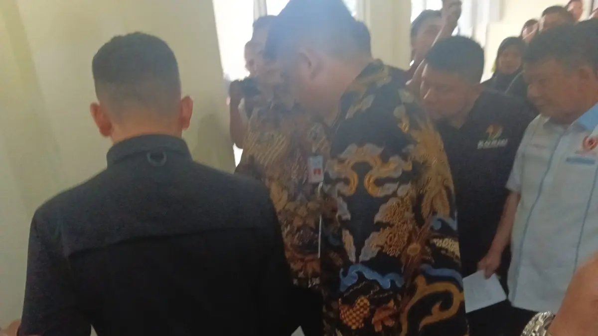 TAMPAR: Gubsu Bobby Afif Nasution menampar terduga pengguna narkoba ketika menghadiri Penyerahan Tali Asih Atlet Peraih Medali SEA Games 2025 di Kantor KONI Sumut, Jalan Willem Iskandar, Jumat (10/4/2026). 