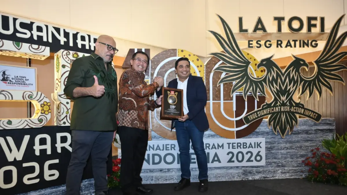 TERIMA: Surya Sahputra Sitepu, saat menerima penghargaan sebagai 100 Manajer Program Terbaik Indonesia 2026 dengan predikat Platinum Leader Performance.( ISTIMEWA/SUMUT POS)