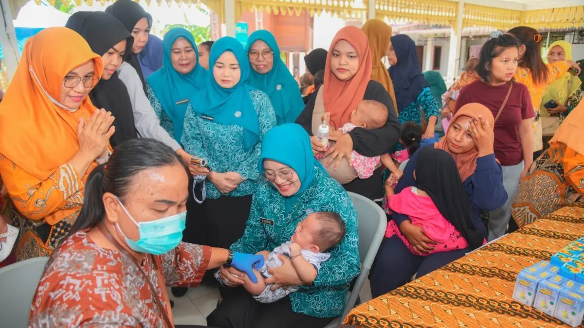 HADIR: Staf Ahli TP PKK, Ny. Leli Syafrizal, menghadiri kegiatan Sepekan Mengejar Imunisasi (PENARI) dalam rangka Pekan Imunisasi Dunia (PID) di Kantor Camat Air Putih, Indrapura, Kecamatan Air Putih, Jumat (10/4/2026). (Dok: Komimfo Batubara)