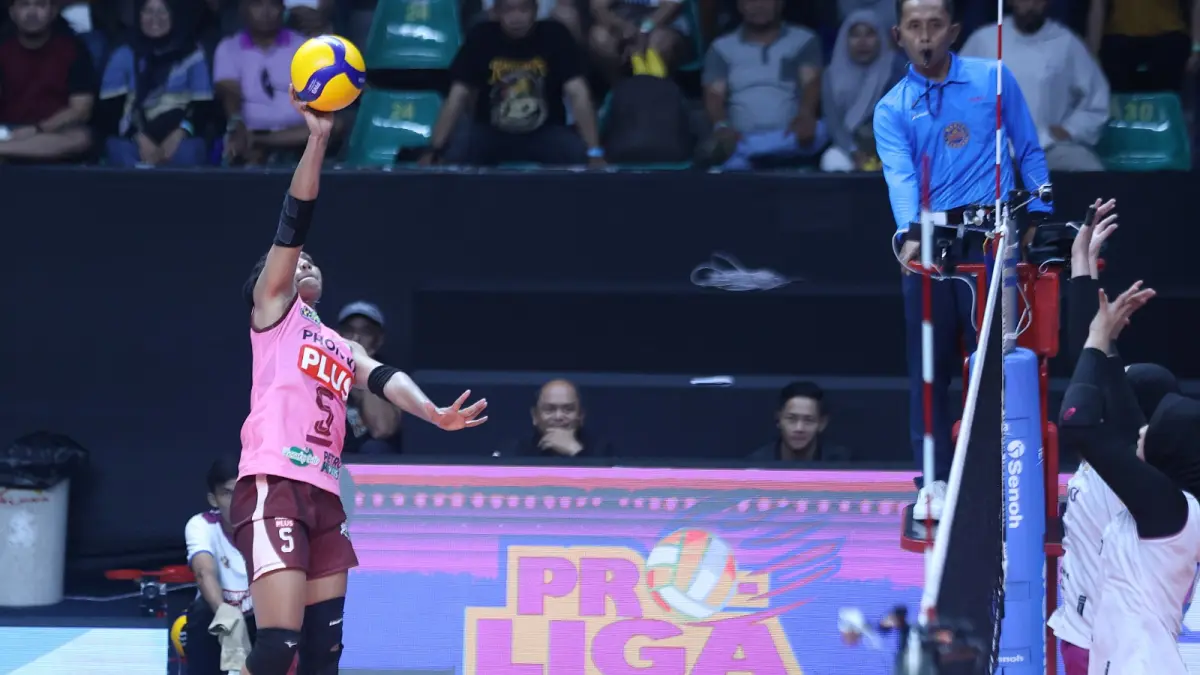 Pemain Gresik Phonska Plus saat akan menyeberangkan bola ke area Popsivo Polwan. (Dok: Proliga)