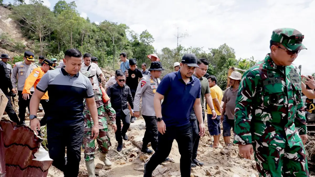TINJAU : Gubernur Sumut, Bobby Nasution meninjau lokasi bencana banjir di Desa Lopian dan Aek Horsik, Kecamatan Badiri, Kabupaten Tapanuli Tengah, baru-baru ini. (Dok: istimewa)