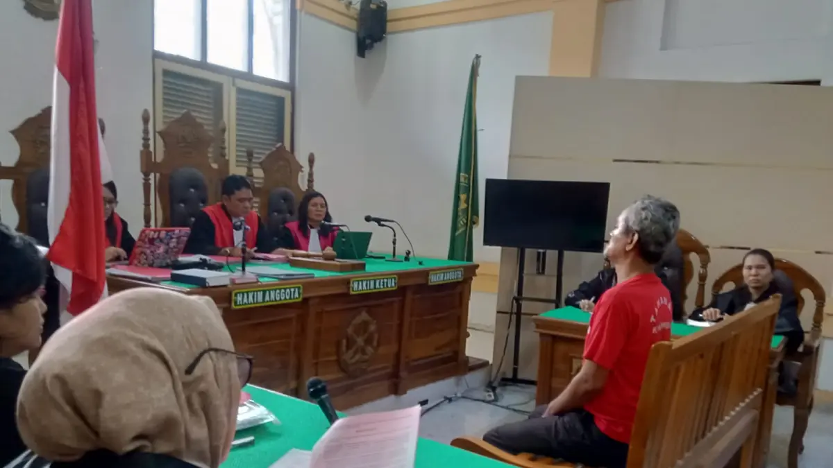 Ali Syahbana Munthe terdakwa jual beli beruang madu awetan, saat menjalani sidang di PN Medan. (Ist)