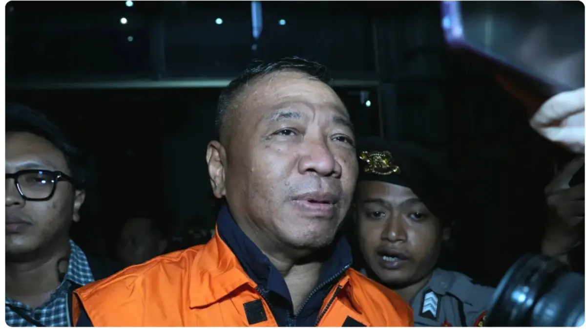 Bupati Tulungagung Gatut Sunu Wibowo mengenakan rompi tahanan usai terjaring OTT KPK, Minggu (12/4). (Dery Ridwansah/JawaPos.com)