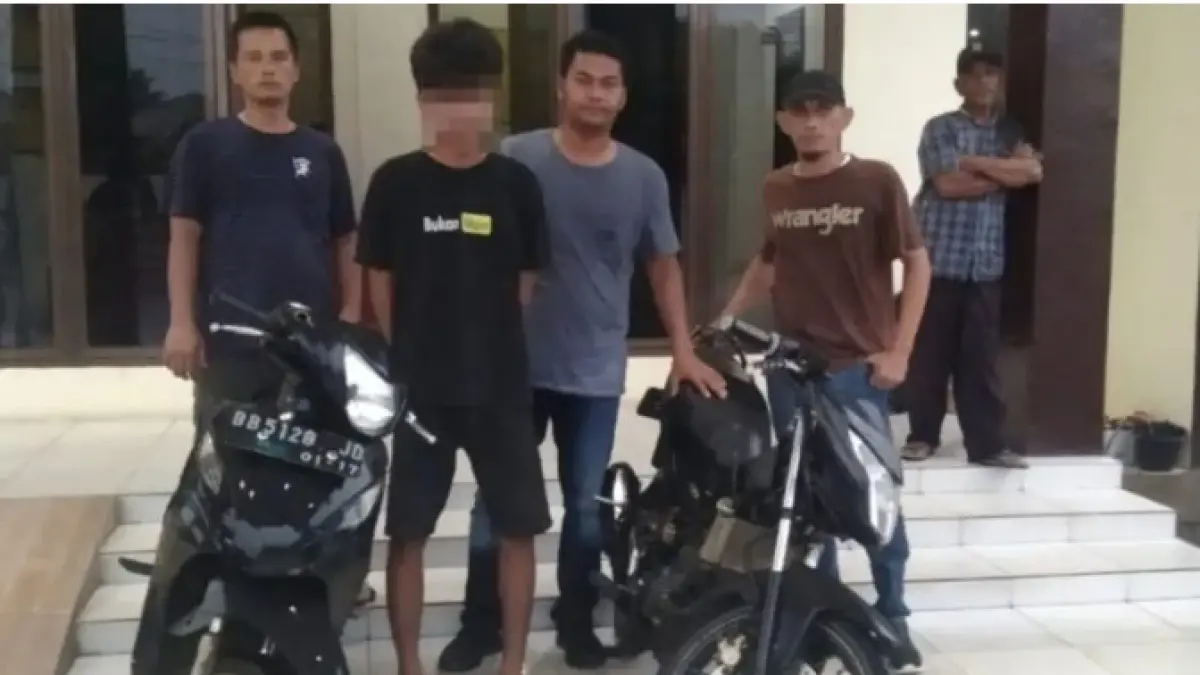 DIAMANKAN: Pelaku saat diamankan di Polsek Padang Bolak. (ISTIMEWA/SUMUT POS)