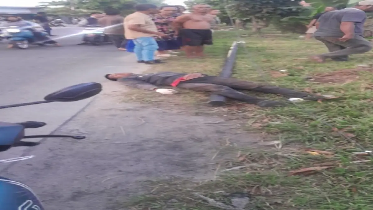 Jasad korban tergeletak di tepi jalan usai tersengat arus listrik. (AZAN PURBA/SUMUT POS)