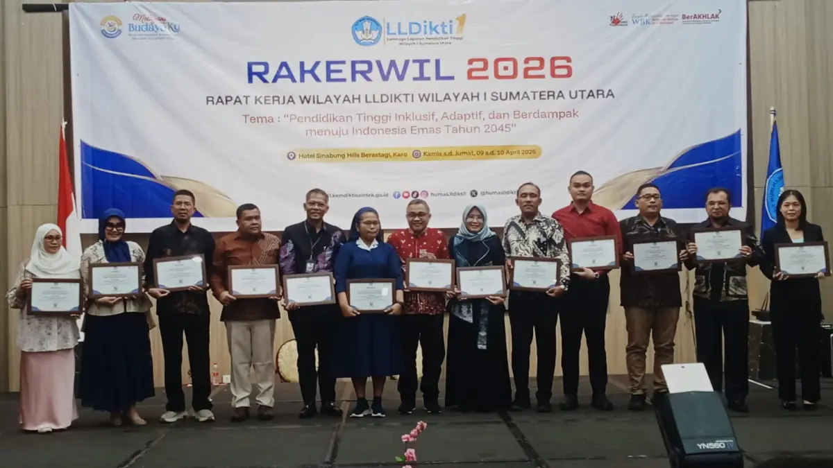 MITRA HUSADA: Dr. Imran Saputra Surbakti, M.M. (5 kiri) menerima Anugerah LLDikti Wilayah I di Berastagi. (Deddi Mulia Purba/Sumut Pos)