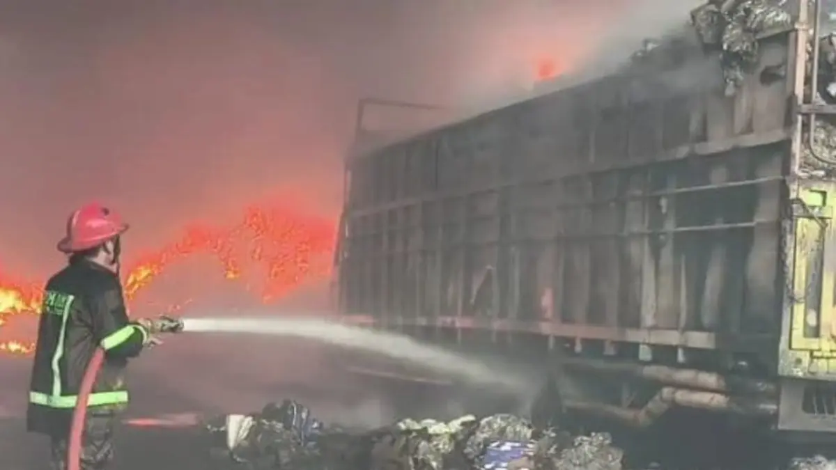 PADAMKAN: Petugas damkar berusaha memadamkan truk yang terbakar di gudang ekspedisi, Minggu (12/4).
