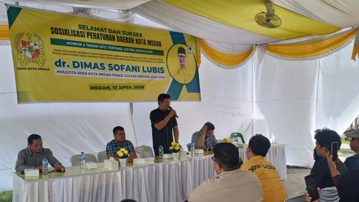 
SOSIALISASI PERDA: Anggota DPRD Kota Medan Fraksi Golkar, dr Dimas Sofani Lubis menggelar Sosialisasi Perda No.4 Tahun 2012 di Keamanan Medan Polonia, Minggu (12/4/2026). (Markus Pasaribu/Sumut Pos) ;
